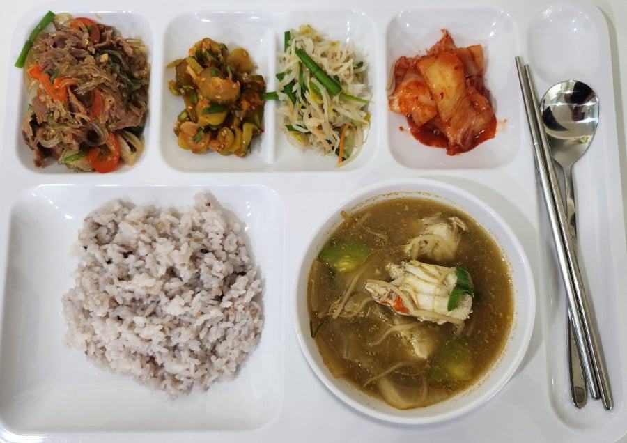 잡곡밥과 국, 반찬 네 가지가 담긴 개인 식판